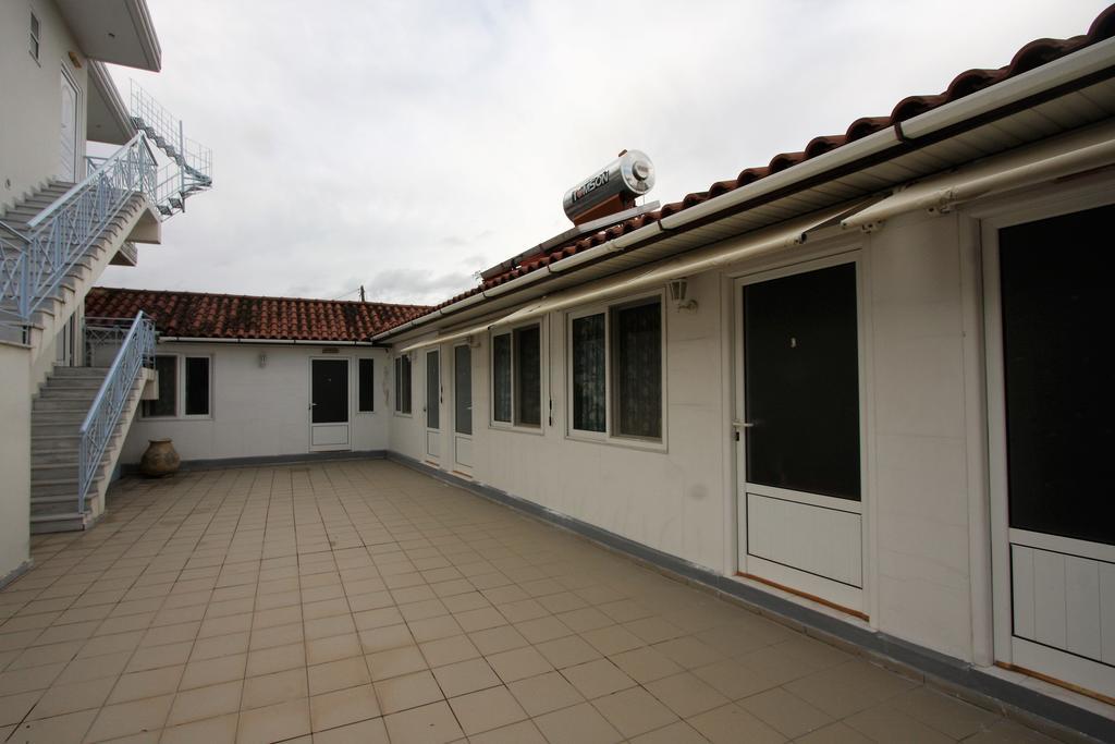 Miloi Rooms And Apartments Екстериор снимка