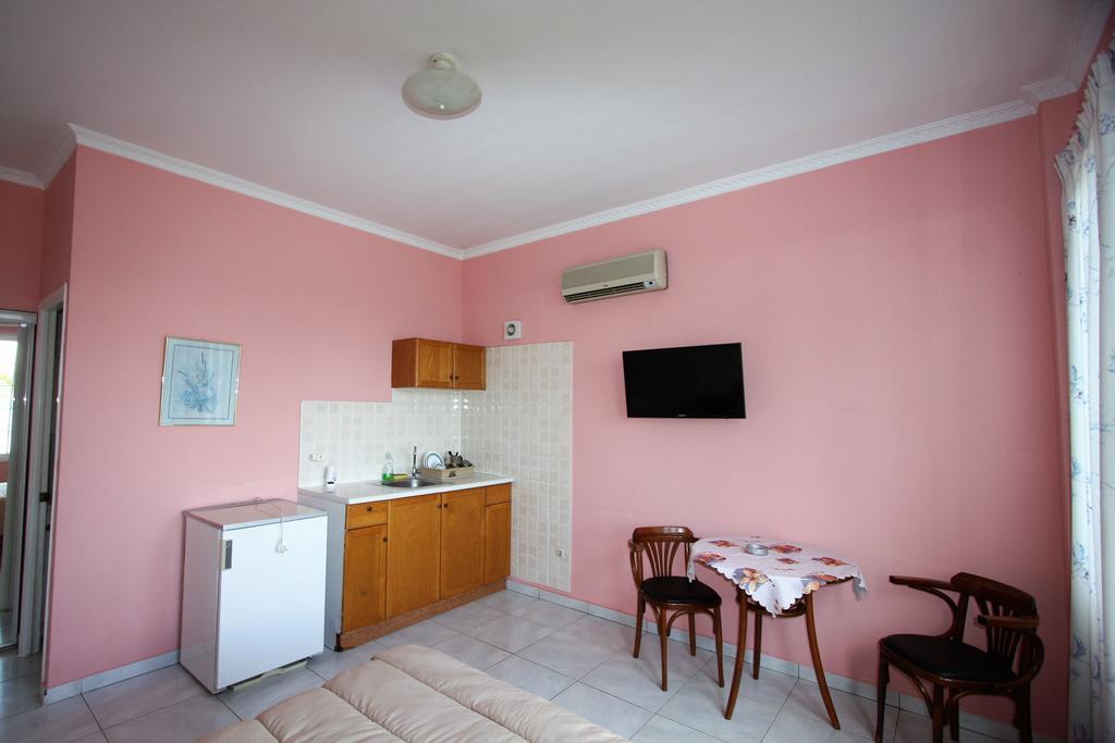 Miloi Rooms And Apartments Екстериор снимка