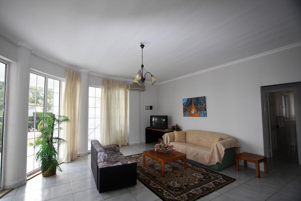 Miloi Rooms And Apartments Екстериор снимка