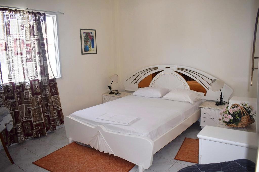 Miloi Rooms And Apartments Екстериор снимка